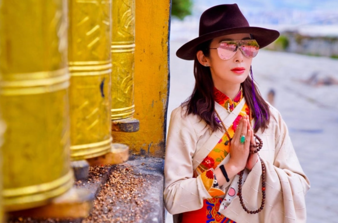 53岁秘密结婚，被嘲为老公赚钱工具：她的人生，为我们敲响警钟