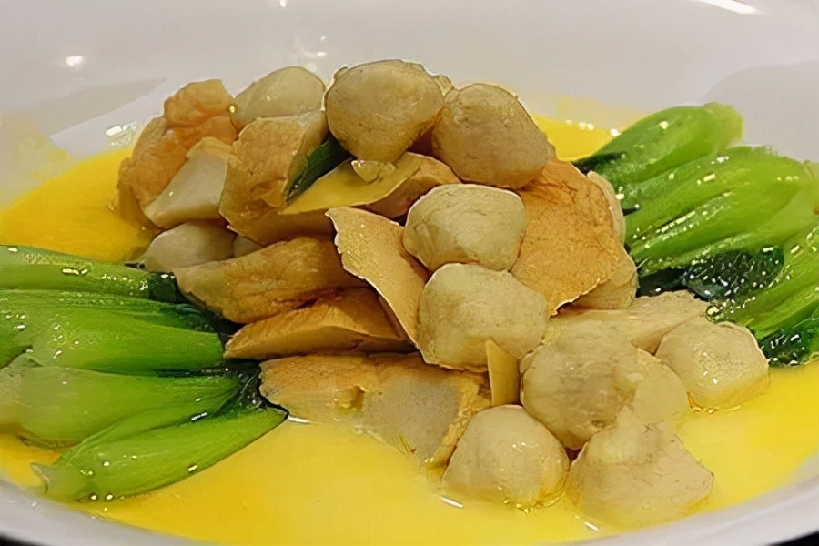 溱潼古镇,四面环水,水产丰富,以鱼入馔,远近闻名,尤其"鱼饼""虾球"