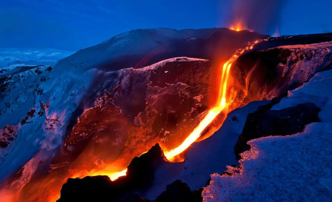 地球要进入极寒期?智利拉斯卡尔火山又喷发了,现6000米火山灰柱