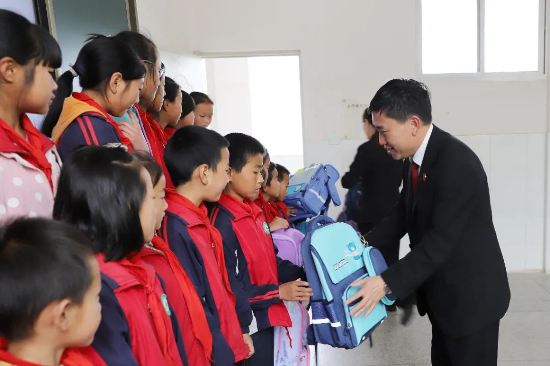 【六一特辑】点亮六一 共护未来 陆良法院送法进校园