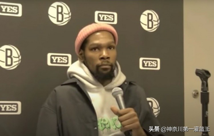 为什么nba球星喜欢带帽子(球馆内温度适宜，杜兰特为何还要戴着粉色帽子接受媒体采访？)