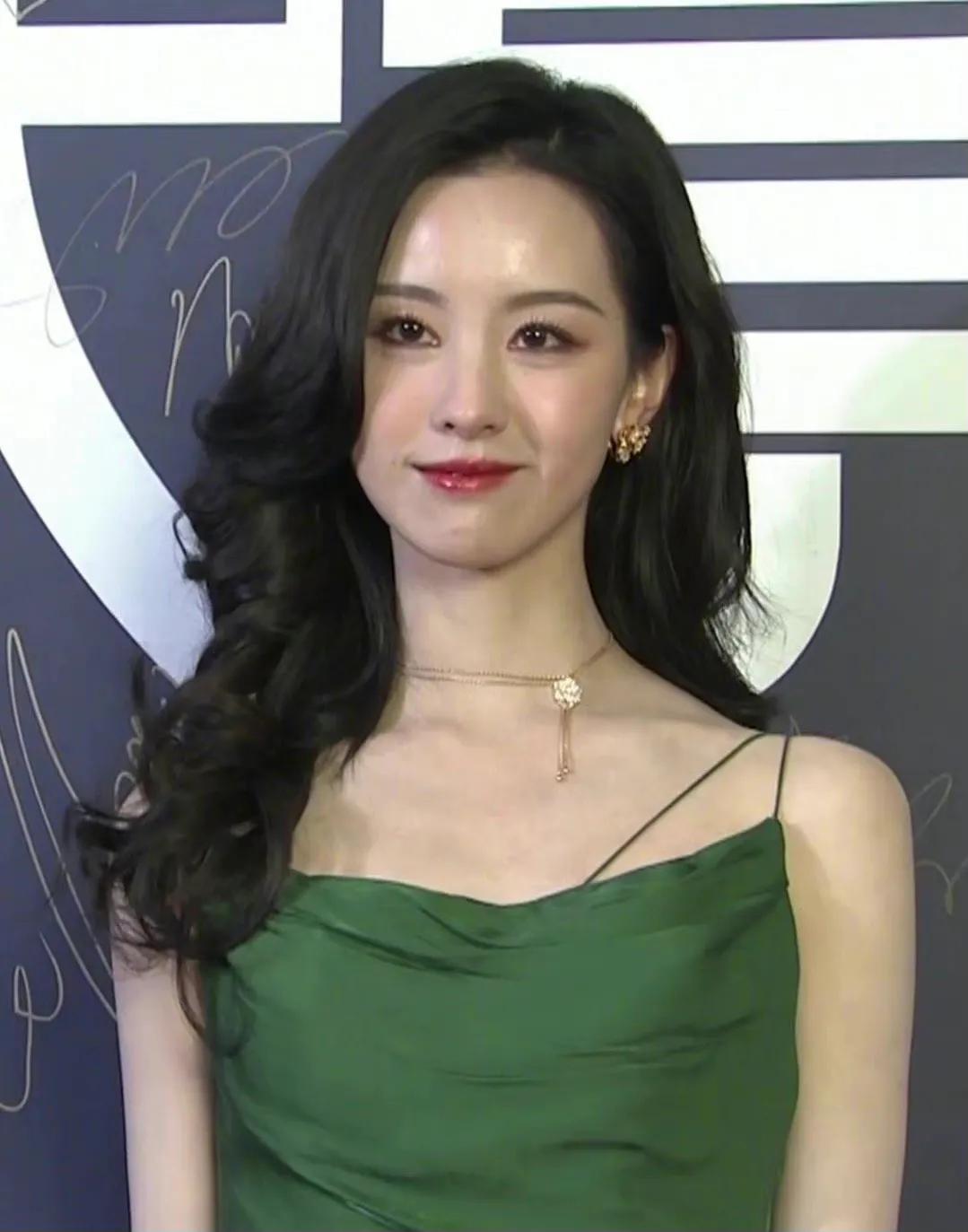 看了她们，才知道什么叫“自带清纯校花脸”，有些气质真是天生的