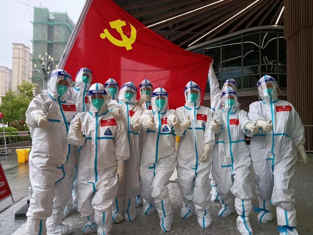 江西省人民医院红谷滩核酸采样队有序展开工作