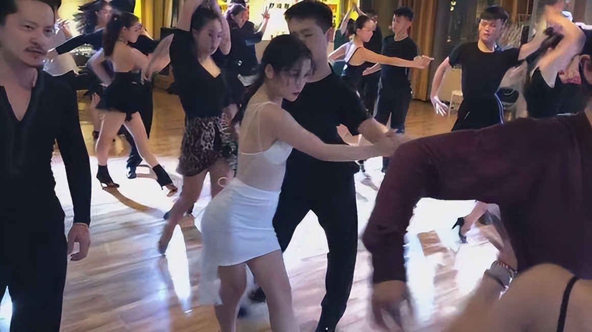 儿子参加舞蹈班，女老师“近身”教学，效果虽好但不可常用