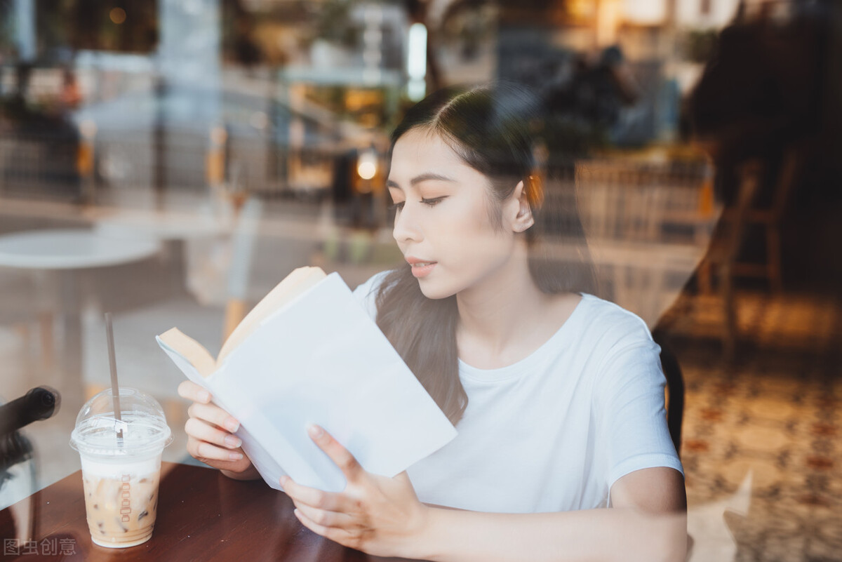 读书感悟：以书为名，与书为伴。世界读书日一起用书本熏陶灵魂