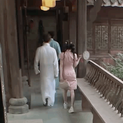 上半身貌美如花，下半身歪七八扭，这9位女星镜头前后反差好大