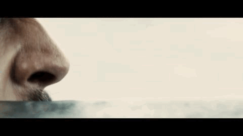 顶流巨星遭封杀？因家暴跌下神坛，还被质疑不会演戏，全靠服化道