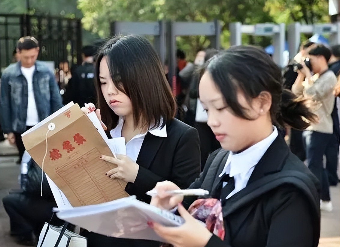 “学历真的很重要”，不因停工影响收入的几个行业，工作优势明显