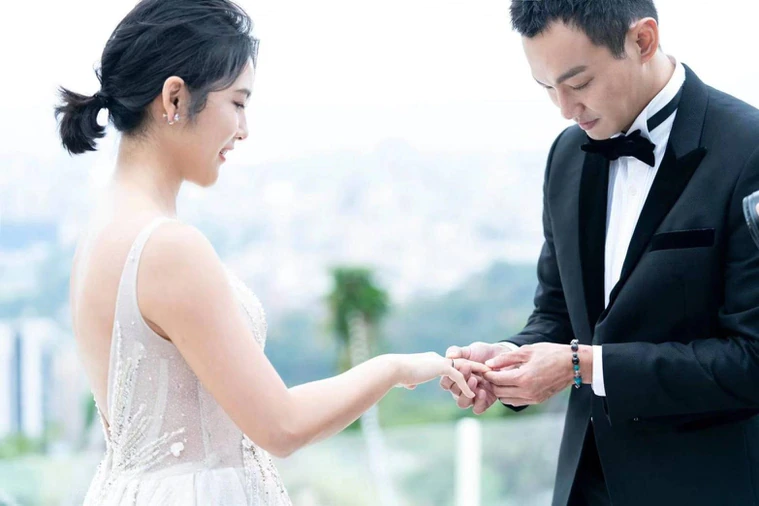 36岁男星与女友登记结婚！喜晒惊喜礼物，女方身材发福被疑怀孕