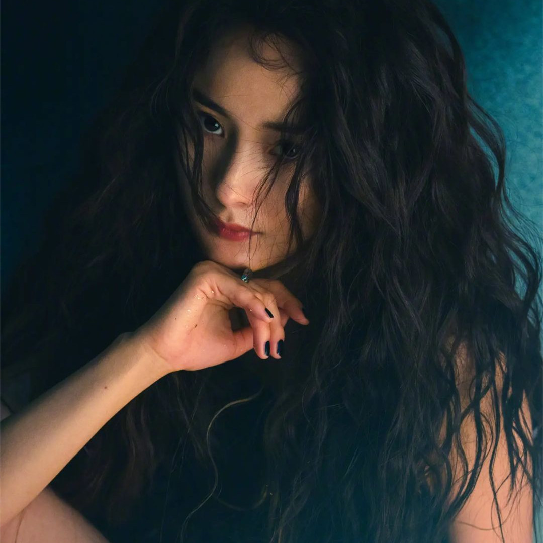 杨幂的大波浪发型有韵味，简直太美啦