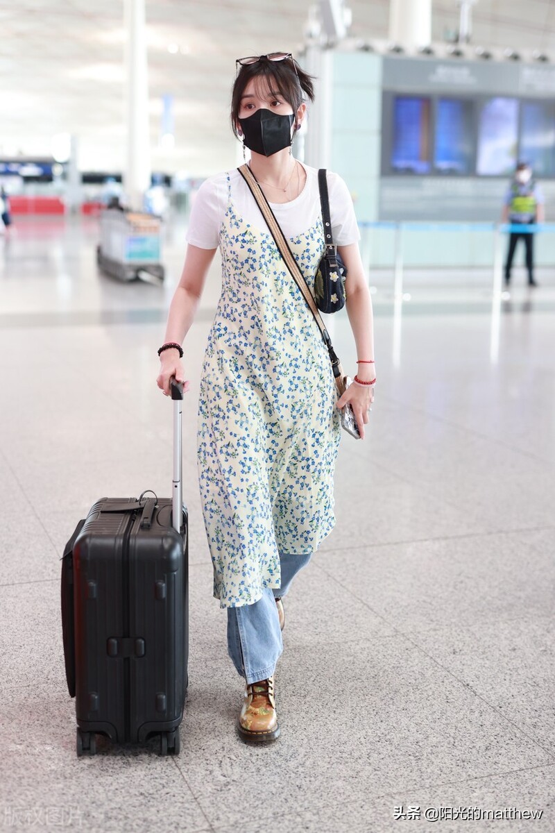 街拍：宋祖儿一袭吊带长裙清新亮丽，墨镜卡在头上俏皮可爱