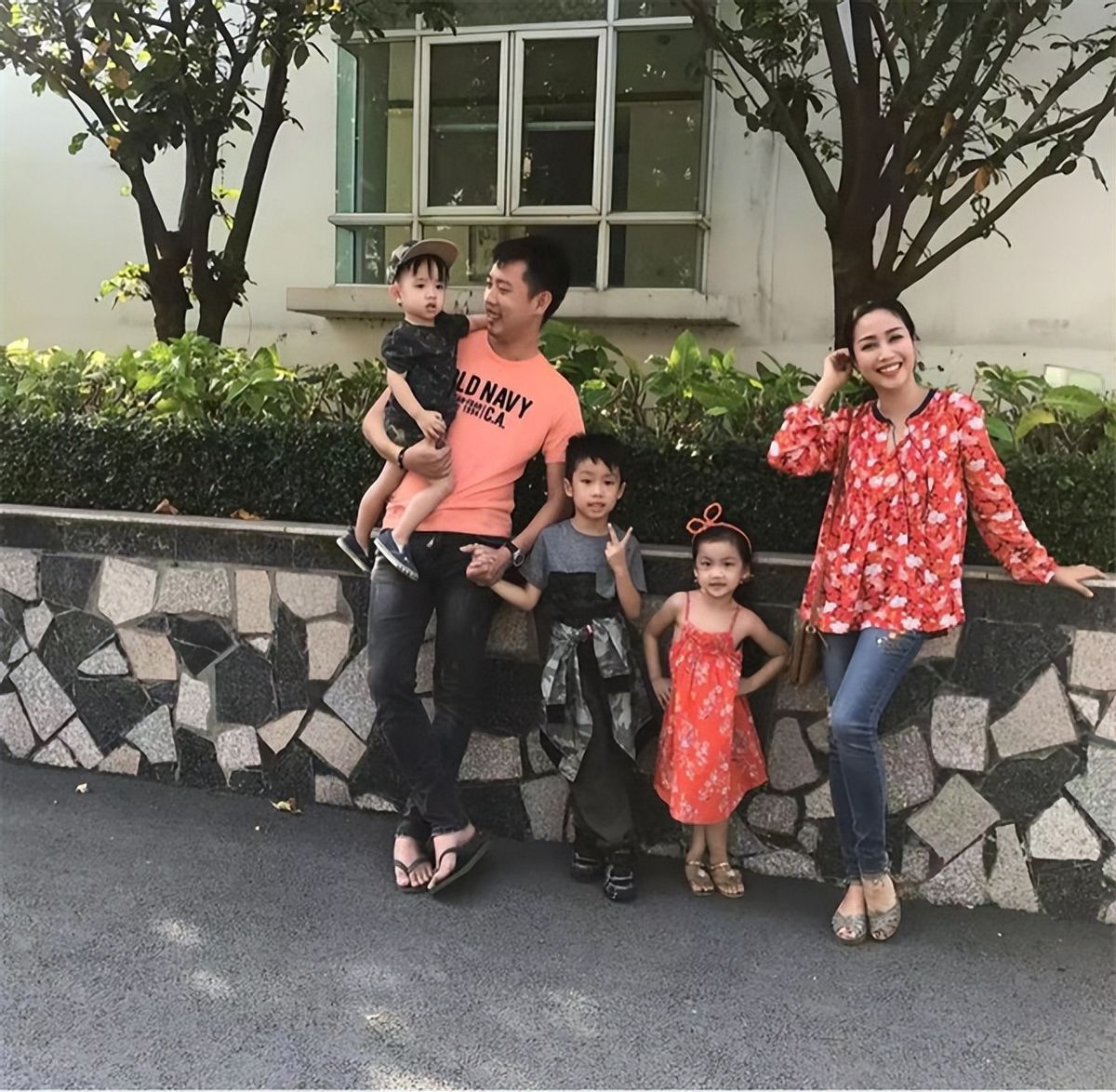 越南女保姆在明星家工作10年，常与明星一家出国旅游住高档酒店