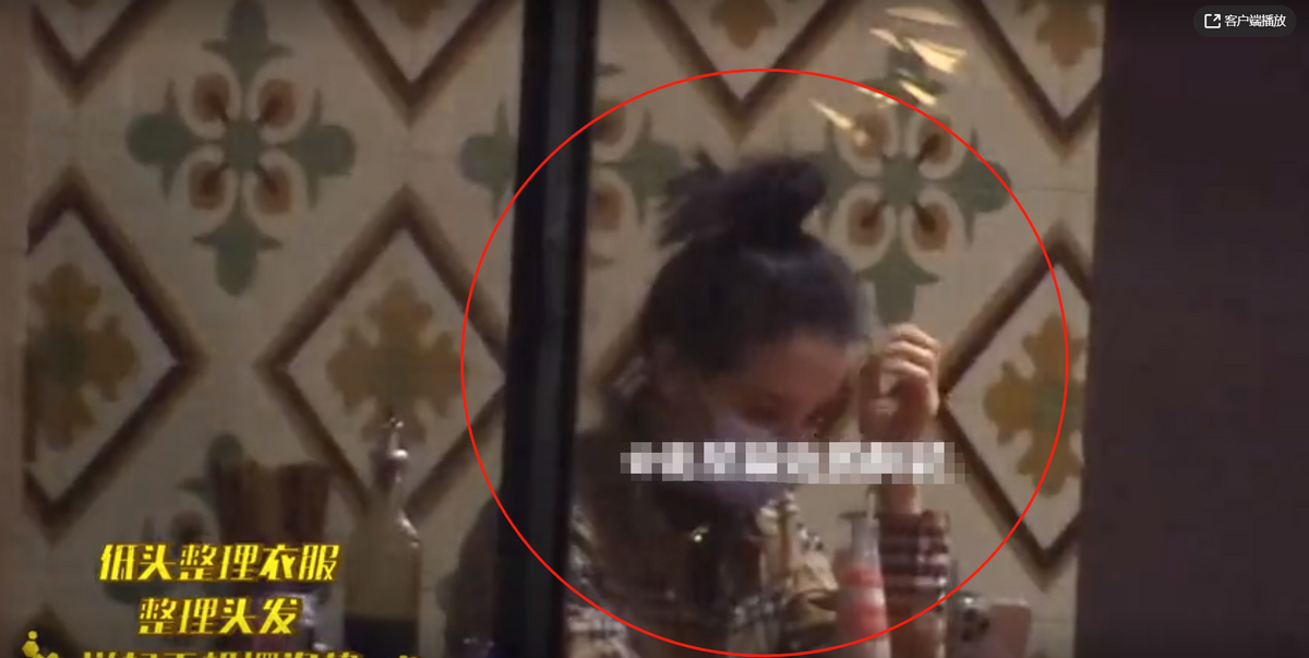 迪丽热巴深夜与助理聚餐!喝豆奶溅一身表情失控,扎丸子头好可爱