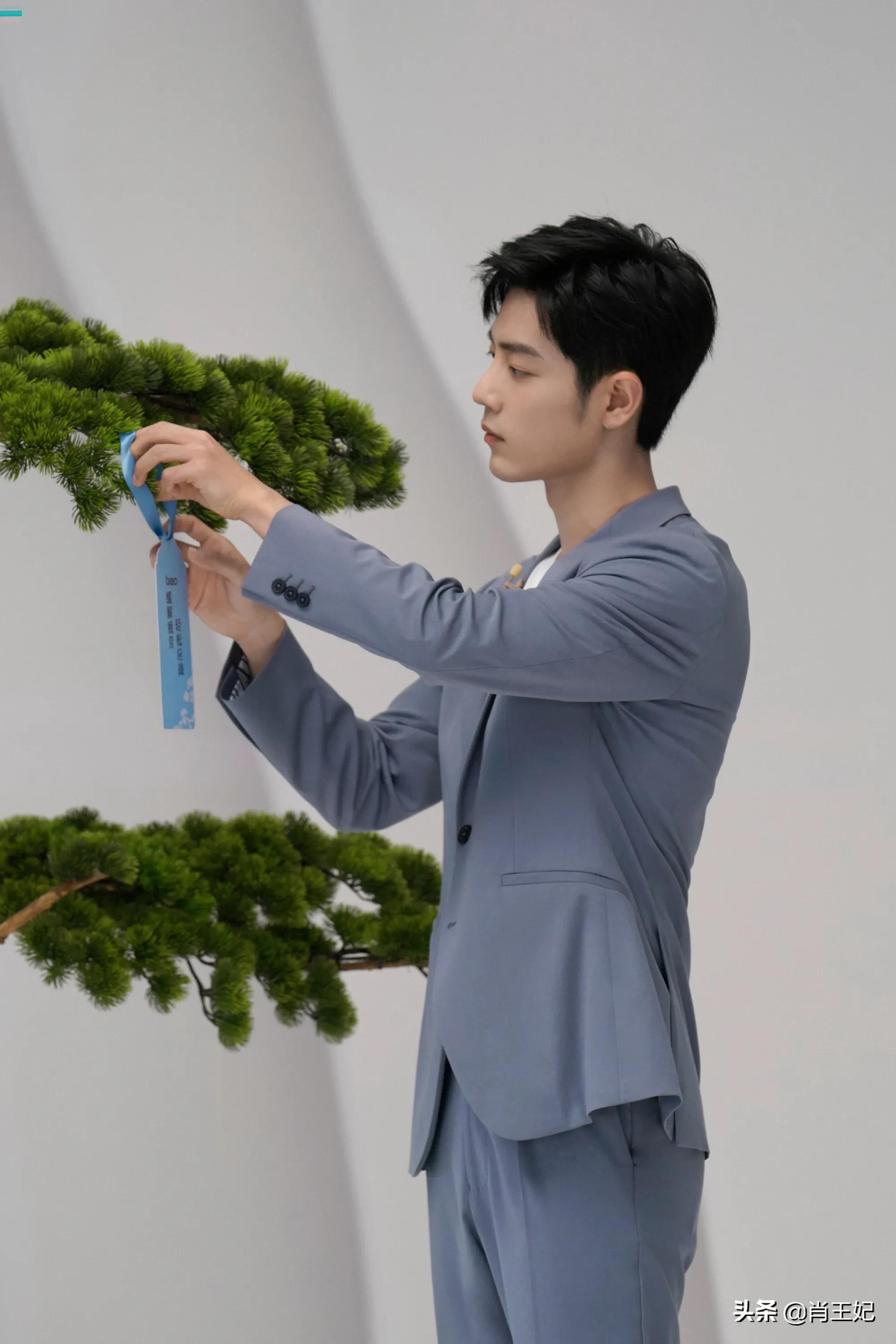 肖战他可真帅啊,帅到没边呀,这身材比例可太完美了