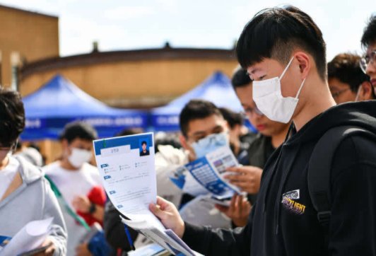 毕业生最具“幸福感”职业排行，老人喜欢的未进前三，榜首受欢迎