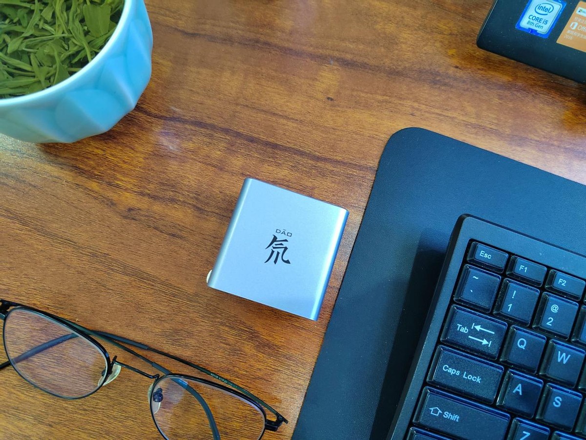 努比亚氘锋能量块65W四口氮化镓|一站式满足数码设备补电的全需求