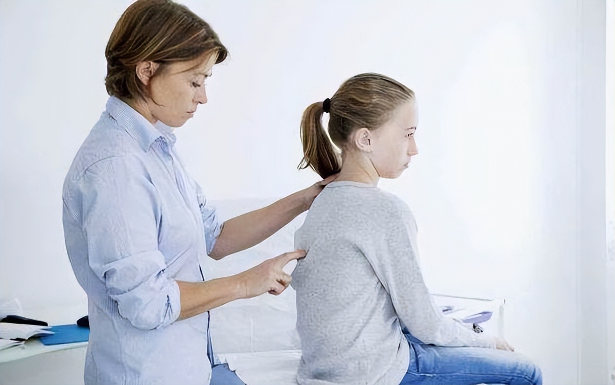 孩子驼背,脊柱受伤,多半与父母错误抱娃姿势有关,及时纠正才行