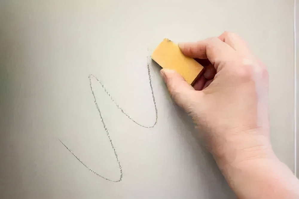 可以将酒精倒在百洁布上,反复擦拭墙上的铅笔印,这样墙上的印子就可以