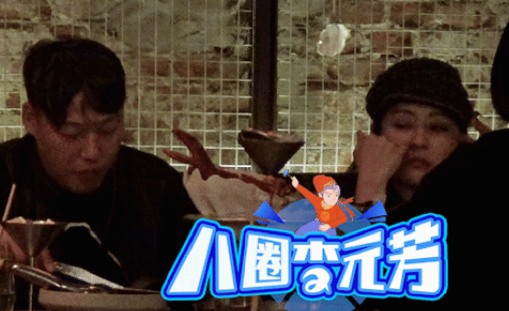 郝蕾开近百万车带男友玩乐，男方身形魁梧太惹眼，两人饭桌上腻歪