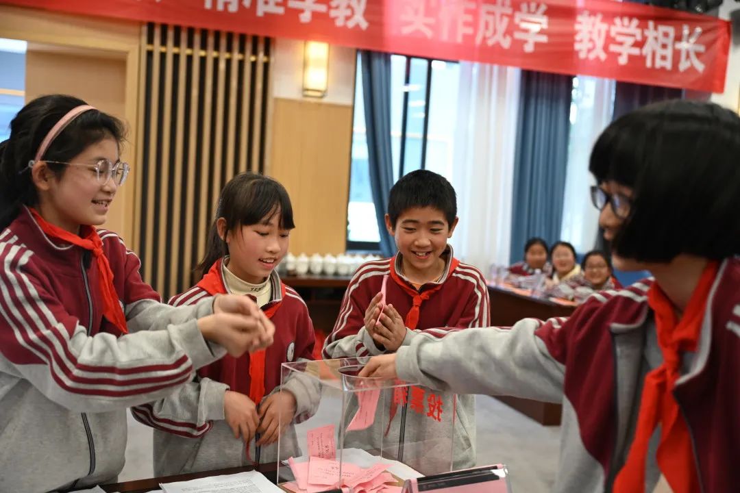 明辨是非曲直 感悟精实人生丨新兴中学附小第一届蓝花楹杯辩论赛