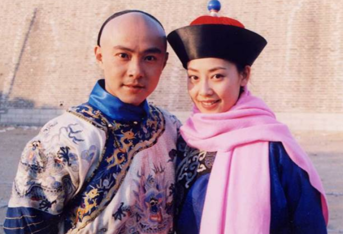 张卫健夫妇外出,张茜饭桌上抠鼻屎抽烟气质全无,久居内地太惬意