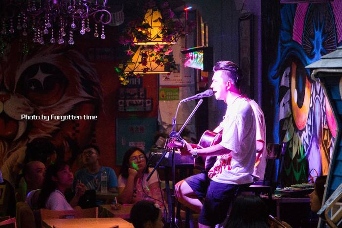 “00后”没有“穷大学生”？校园里这最会花钱的一届，赚钱也很猛