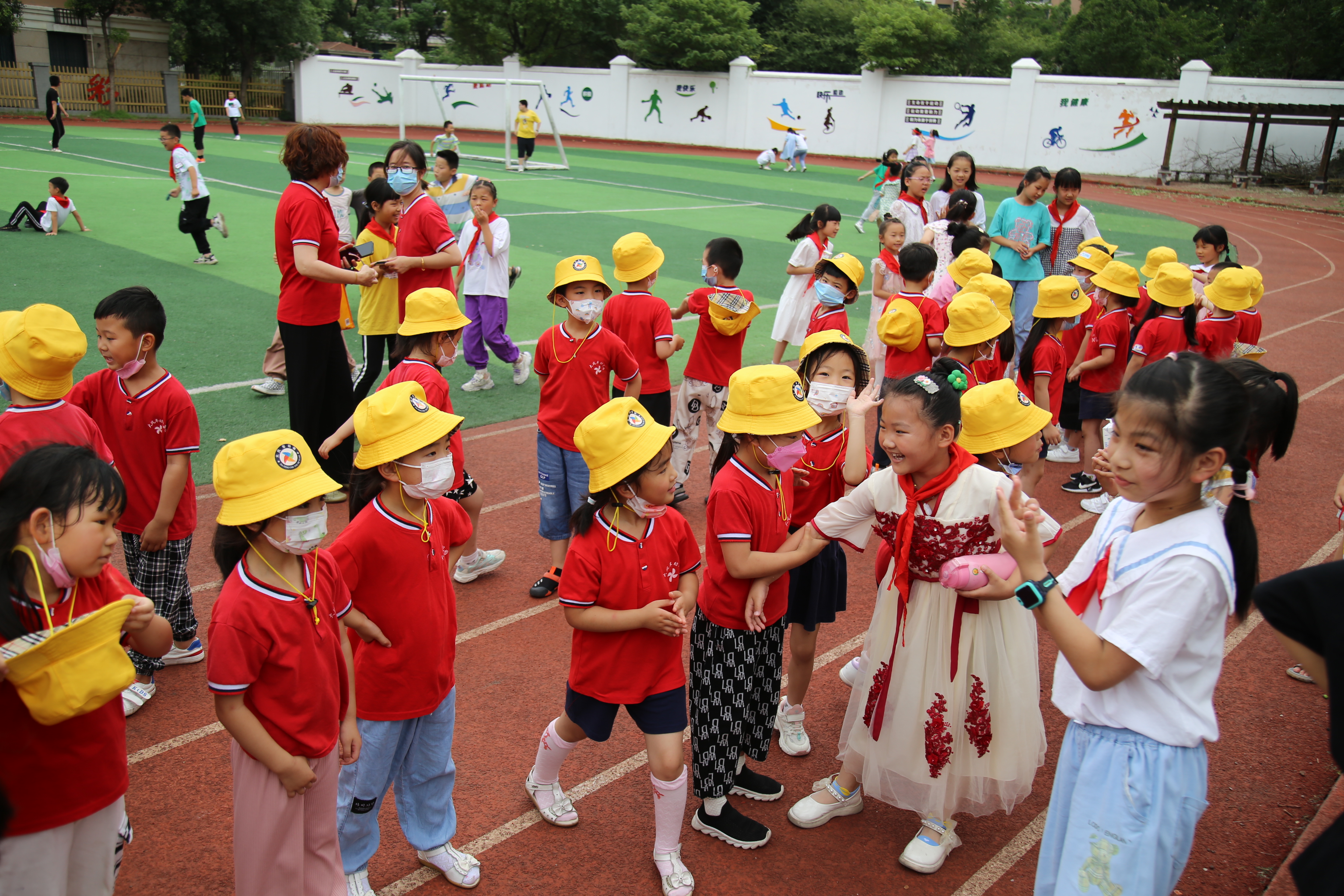 幼儿园孩子进东方红小学 体验小学生活