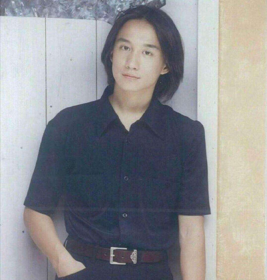6位娱圈明星夫妻，从校服到婚纱，个个娶初恋，在一起最长40年
