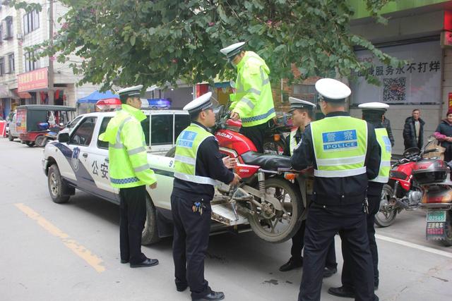 C1駕駛證不能駕駛4類車輛，包括摩托車，查到會被扣12分罰2000元
