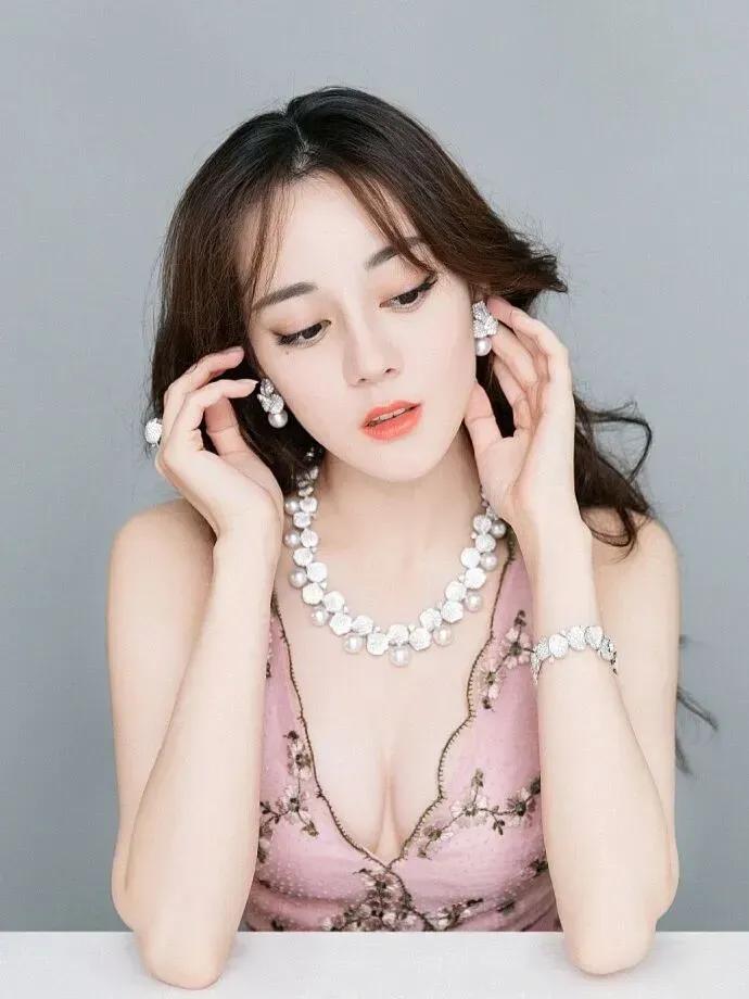 迪丽热巴是真的美，“怂脸拍”也不怕颜值照样好抗打，十分养眼