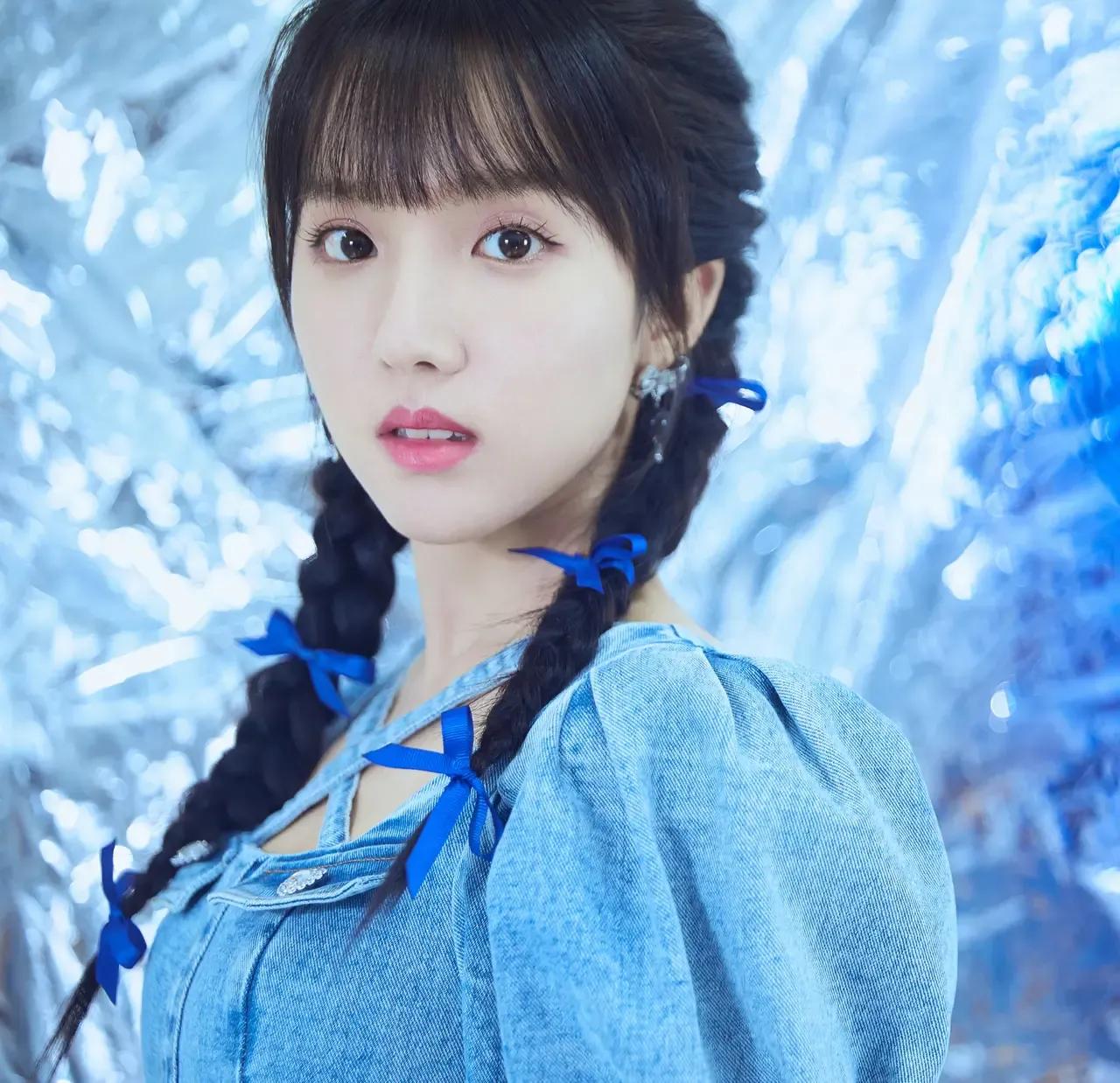 金晨少有的粉色西服套裙干练有型，杨幂彩虹针织毛衣温婉典雅