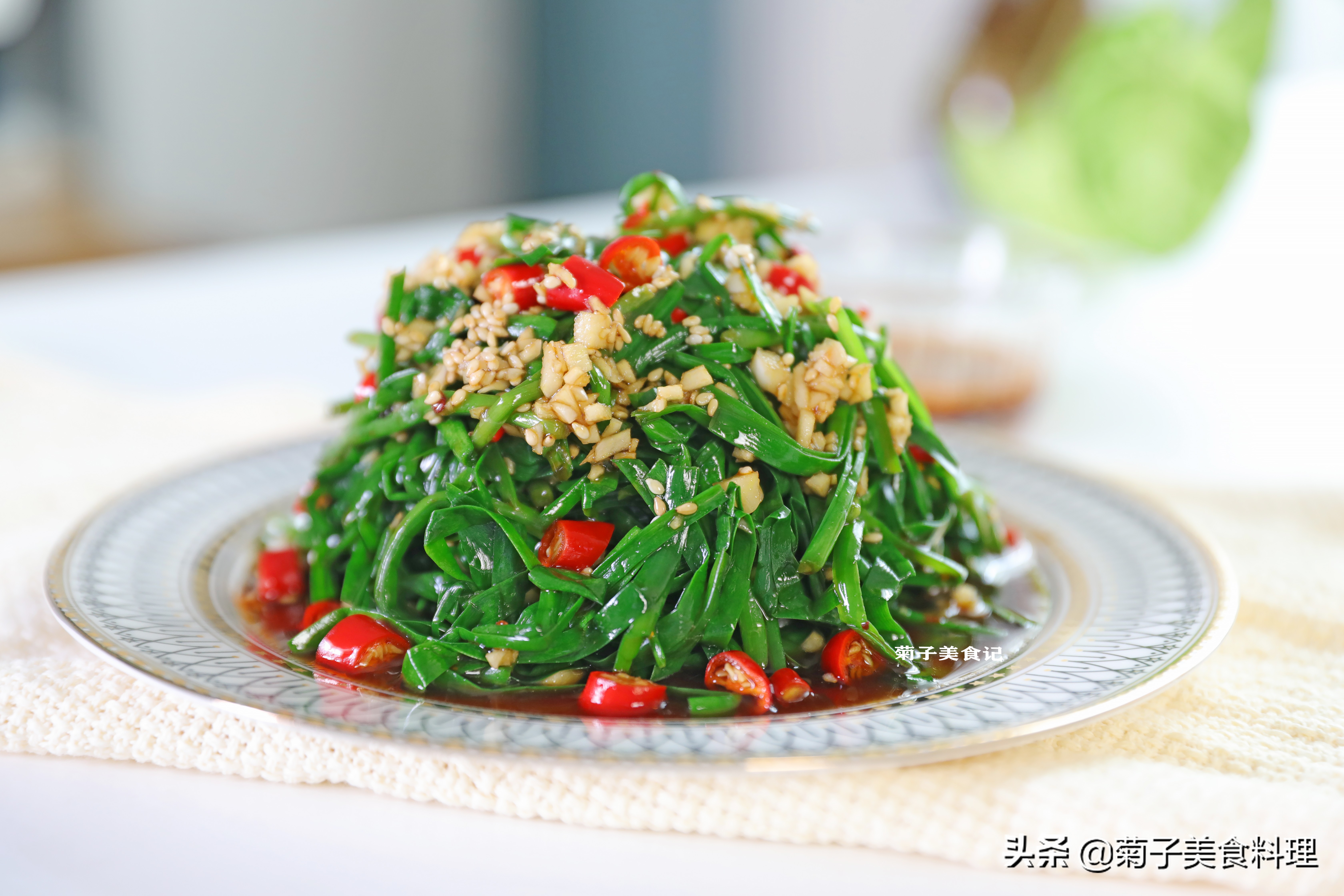 凉拌韭菜食材调料:韭菜 300克 / 蒜蓉 20克 / 红油辣椒 适量 / 小米辣