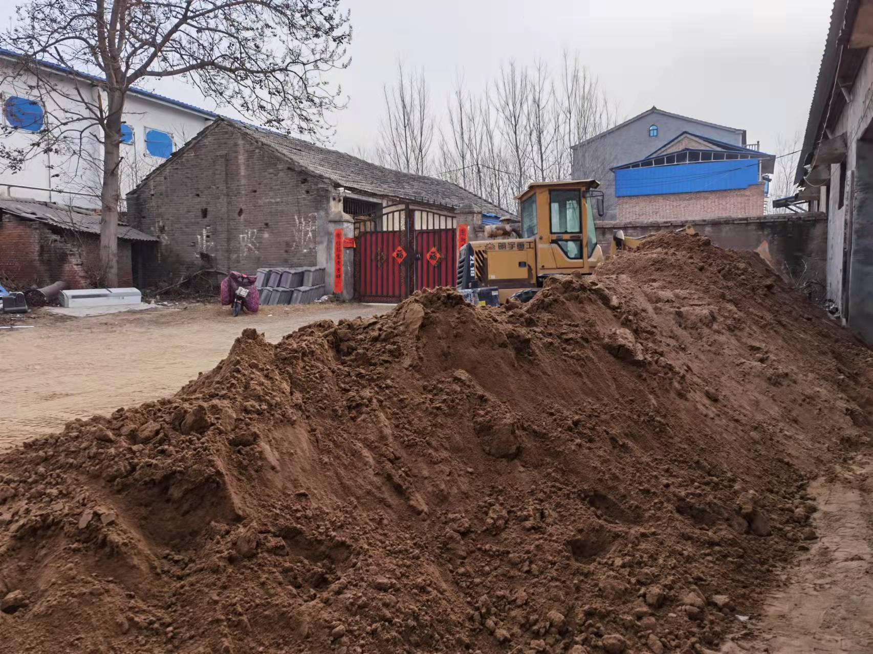 扶沟县白潭镇居民区有沙场扬尘污染严重 影响周边居民生活