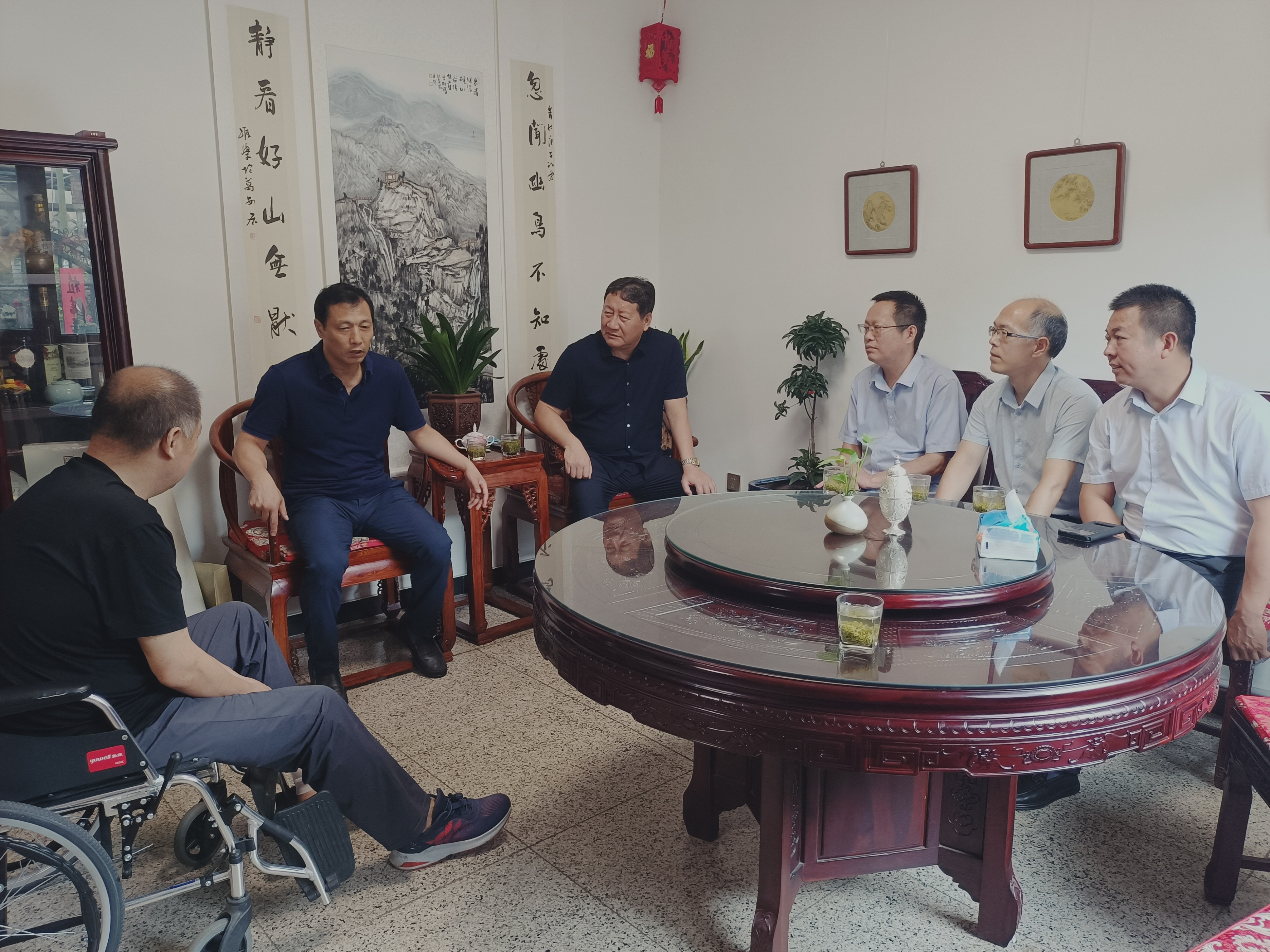 安陽市政協副主席、民建市委會主委劉鴻民看望慰問生病老會員