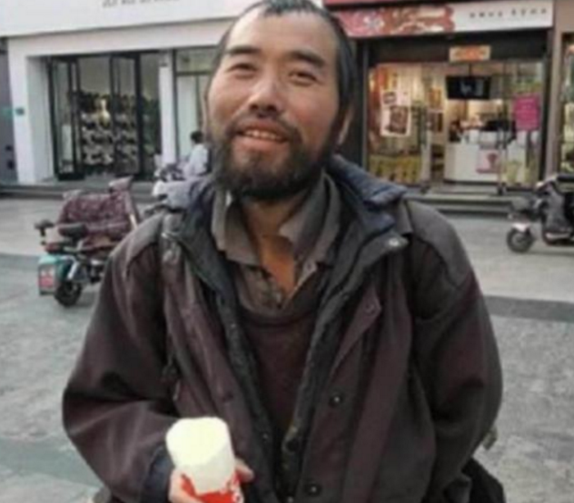 高考800多分的状元，如今流浪街头，与90后县长就读同一所学校