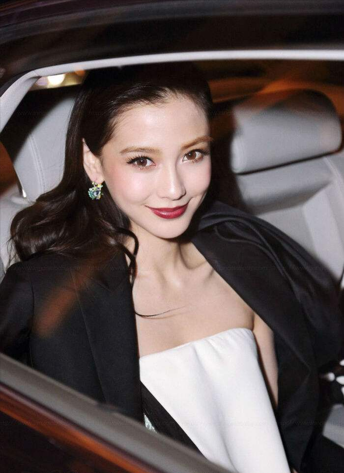 从香港小嫩模,到踢开黄晓明,Angelababy背后的大佬始终深藏不露