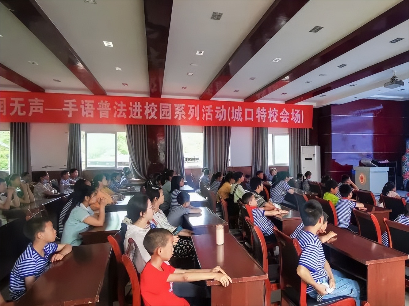 2022年未成年人保护宣传月之手语普法面对20地23校同场开始啦