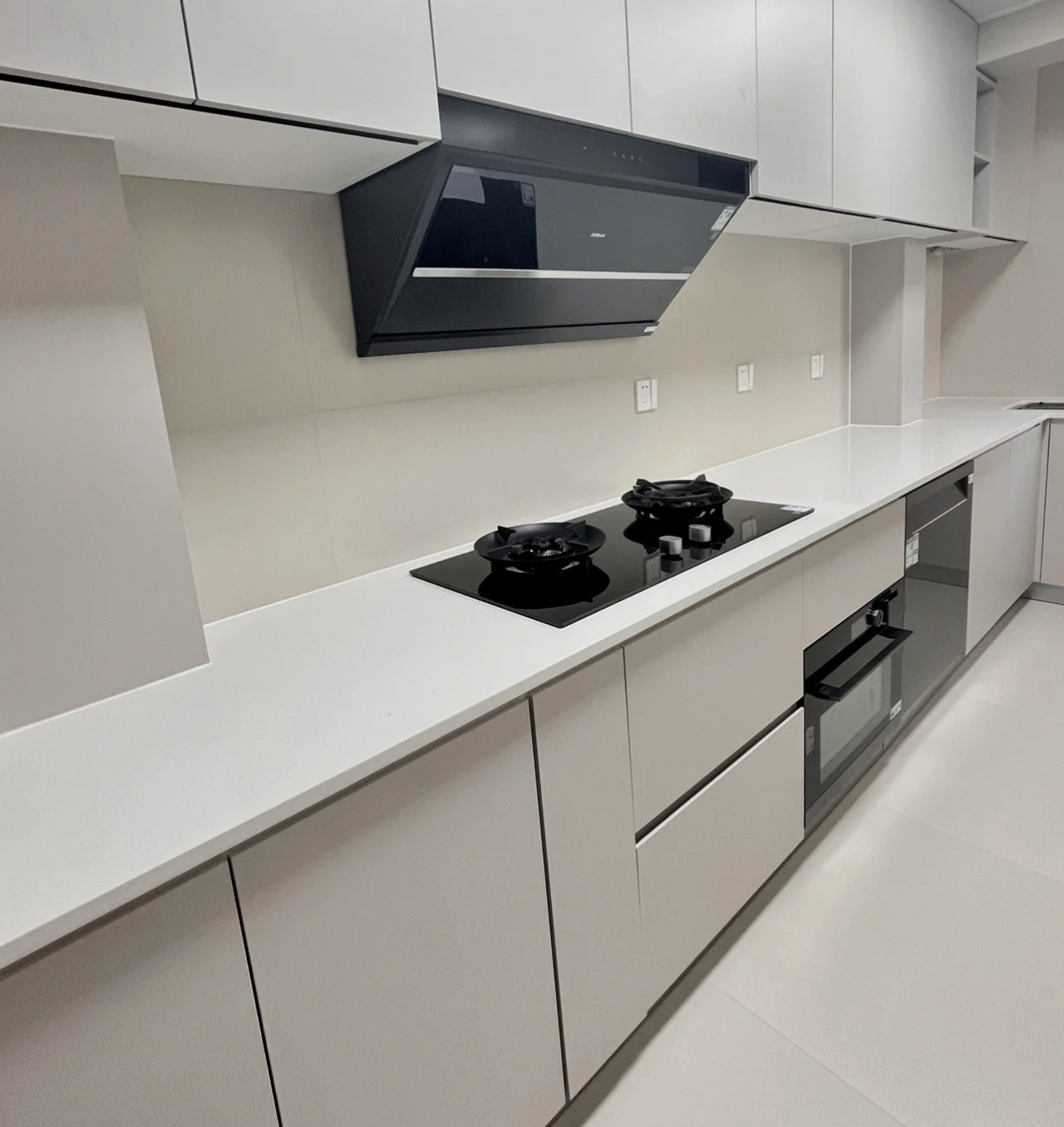 颜色选白色石英石台面,尽量做成白色,越接近纯色,越简洁耐看,越耐脏.