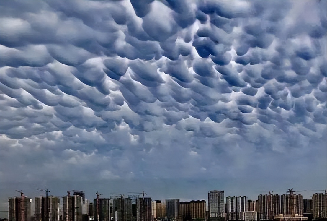 地震云什么样(地震前兆？美国上空出现“乳状云”，看起来非常梦幻)