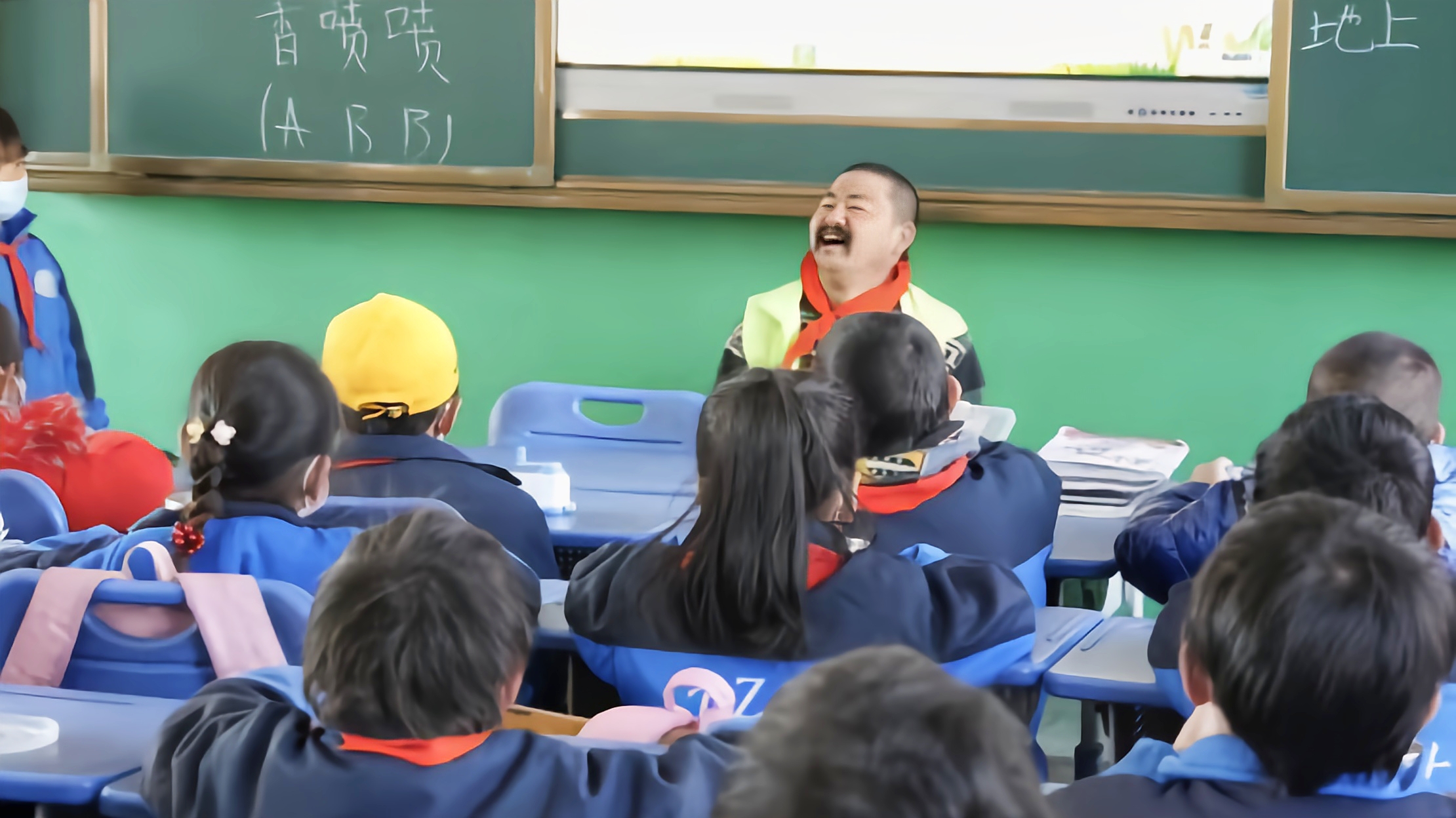 央视网点赞,90后残疾小哥胡雷,捡破烂14年捐款上百万