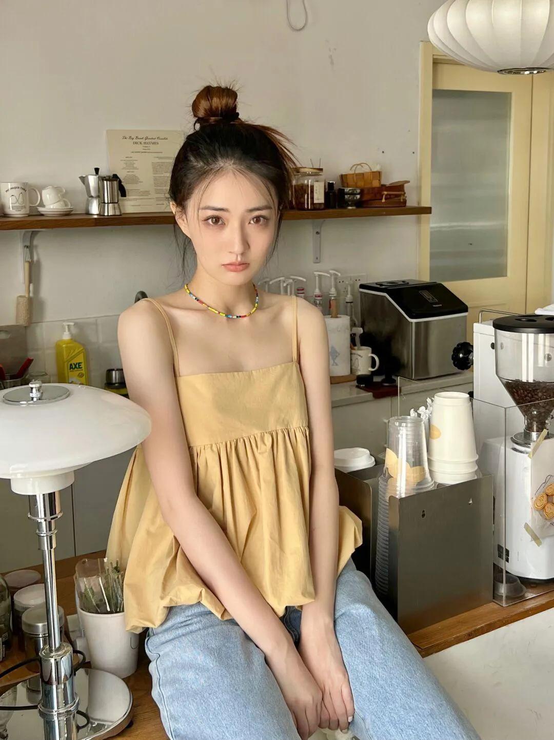 徐璐晒私服照，穿吊带衫配阔腿裤，轻快减龄有活力，少女感十足