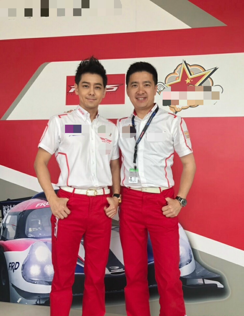 林志颖携弟弟参加年会，合唱18岁时成名曲，小志保养年轻更像弟弟