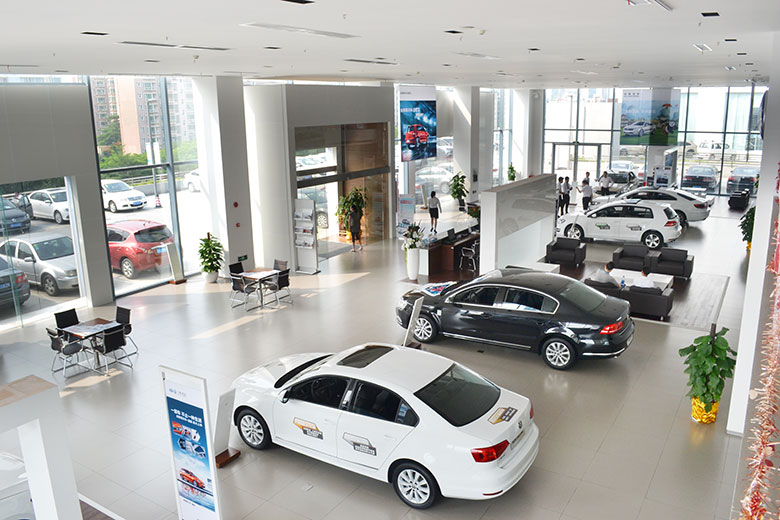 消费者到公司新车展厅看车当日即签订《汽车销售合同》,消费者认为