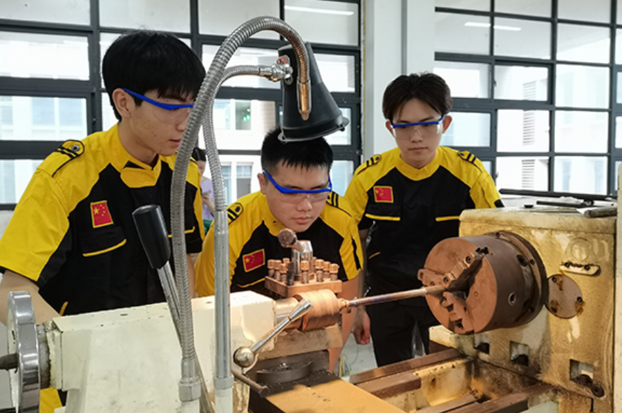 西安某高校封校后，女大学生在宿舍自制麻将玩，网友：幺鸡在C位