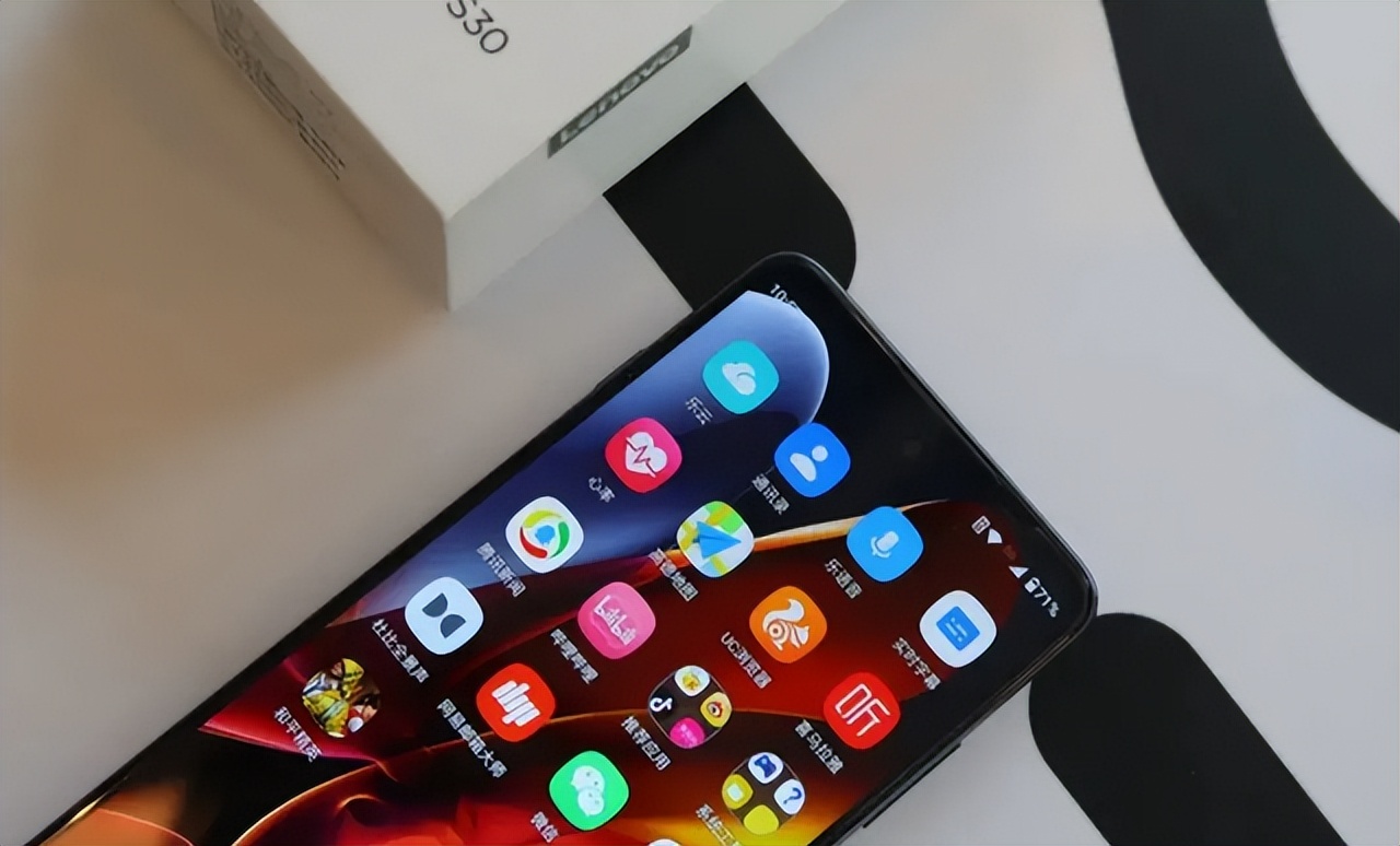 两千预算手机推荐：这5款中端机体验不输旗舰，个个高配又低价