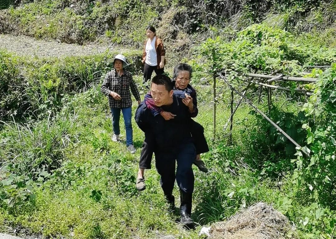 86岁老人迷失山林50小时 黎平警方出动警犬助力寻回