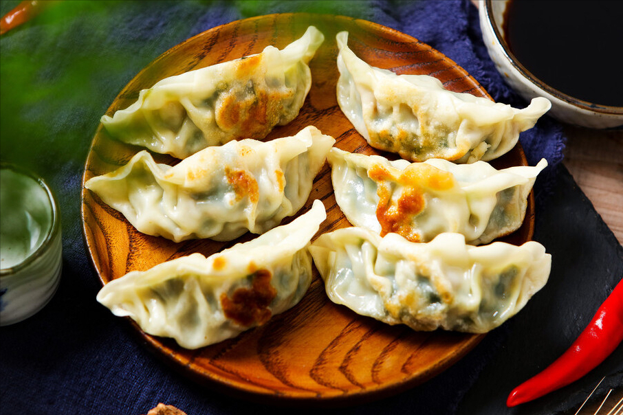 速冻饺子怎么做煎饺（分享配方比例煎饺色泽金黄有冰花）