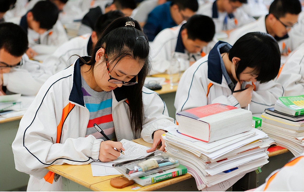 为什么高考前，很多女生会偷吃“避孕药”？班主任道出其中原委