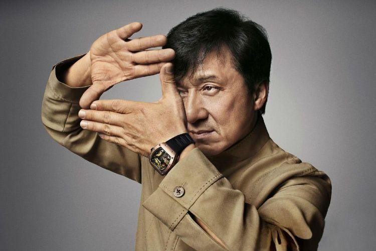 2007年成龙和亲哥安徽相认，对方一贫如洗，他有没有帮帮哥哥们