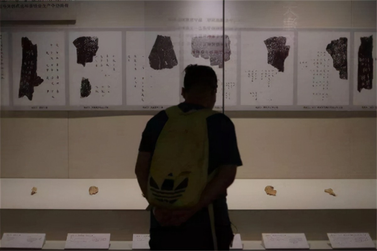 2008年，清华大学破译战国竹简，揭开了甲骨文百年谜团